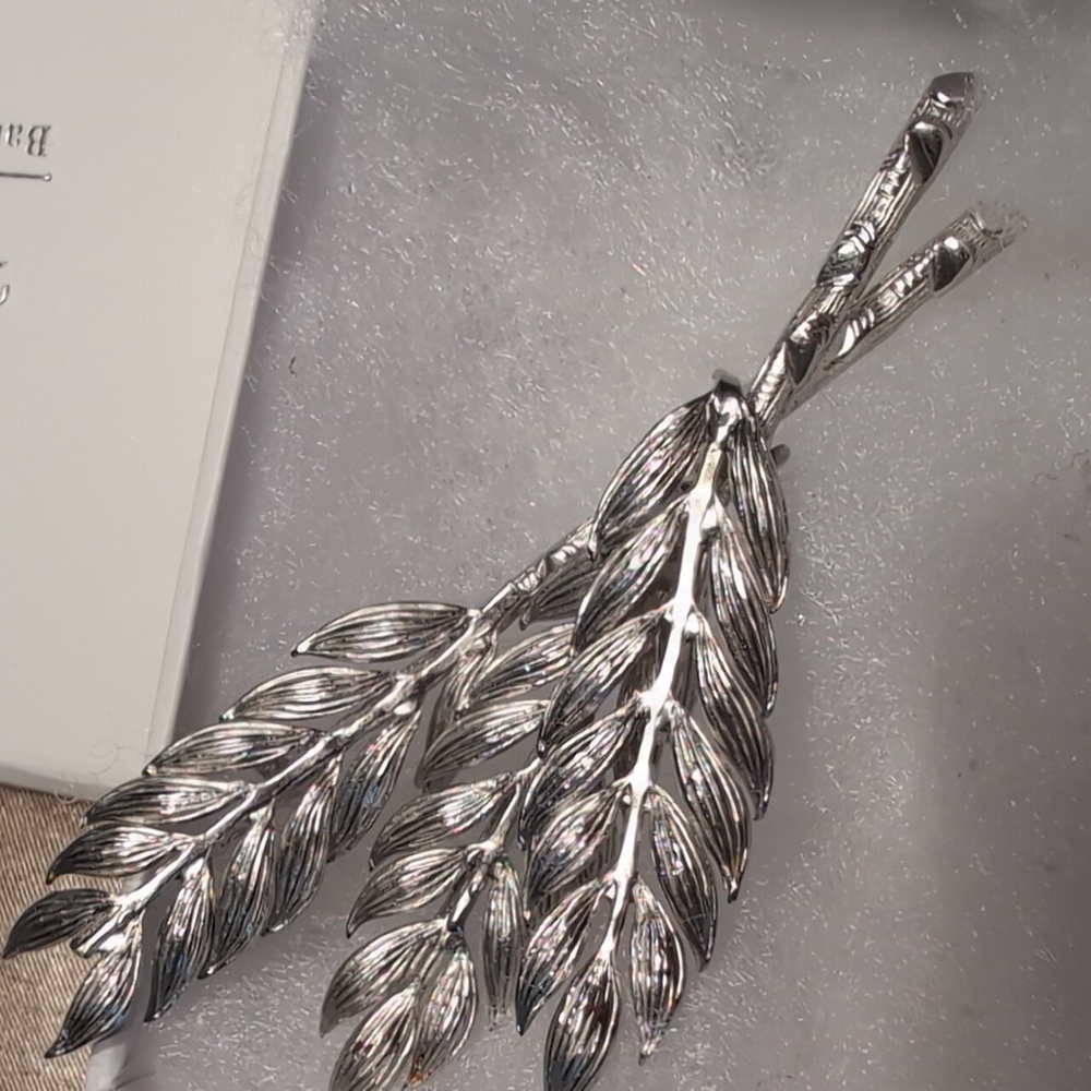 Elegant Silver Leaf Brooch - Picture 4 of 4